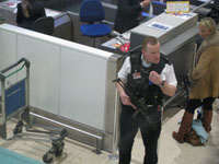 イングランド代表のルーニー似の空港警察官！